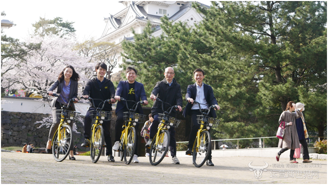 ofo小黄车日本运营负责人日吉良昭（左三）与TMN理事长植木和宏（左四）等共骑小黄车.png